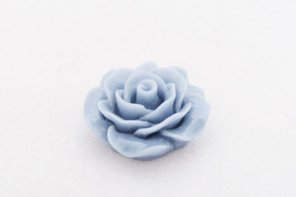 Rose aus Kunstharz Rauchblau, 20mm – Bild 2