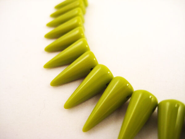 Glasperlen Spikes Olivgrün 7x17mm – Bild 2