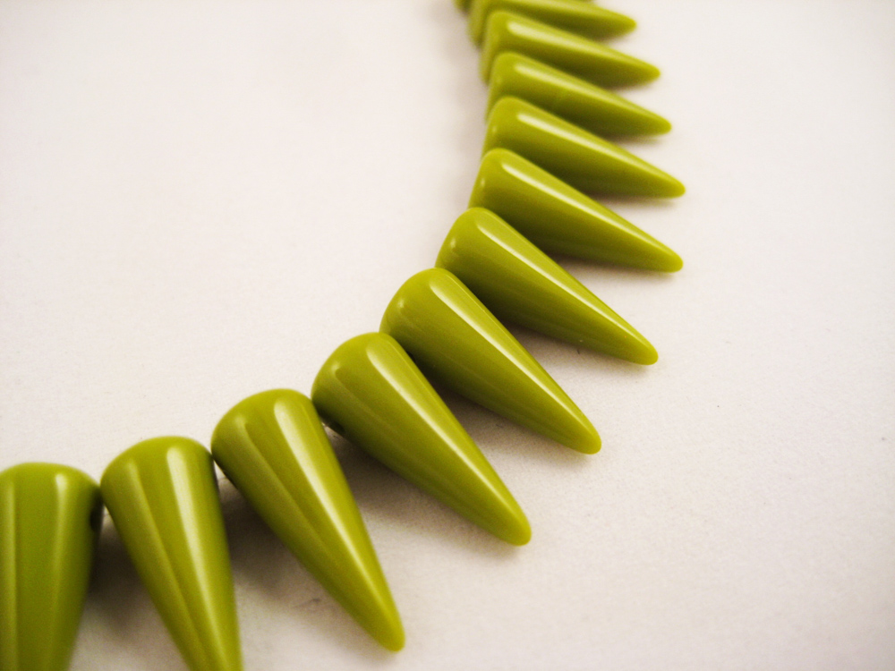 Glasperlen Spikes Olivgrün 7x17mm – Bild 3