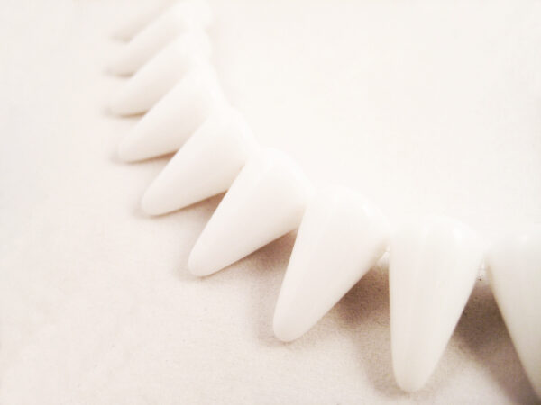 Glasperlen Spikes Weiß 7x17mm – Bild 2