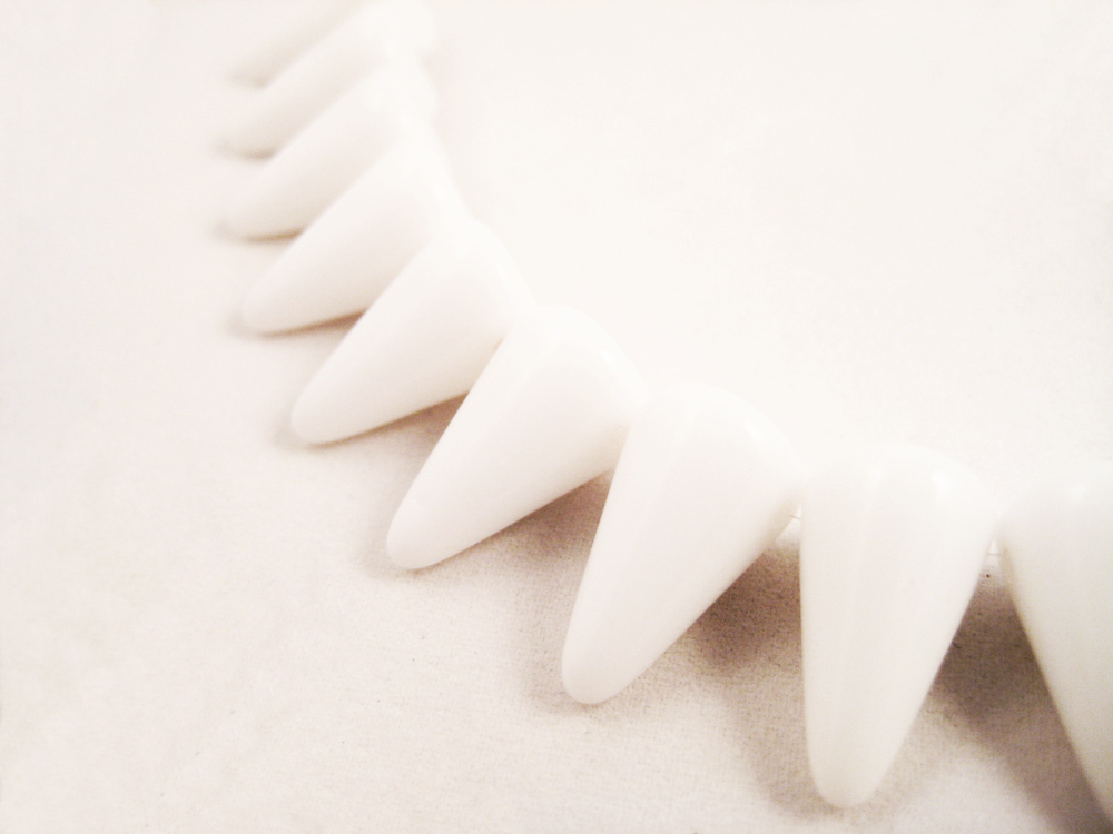 Glasperlen Spikes Weiß 7x17mm – Bild 2