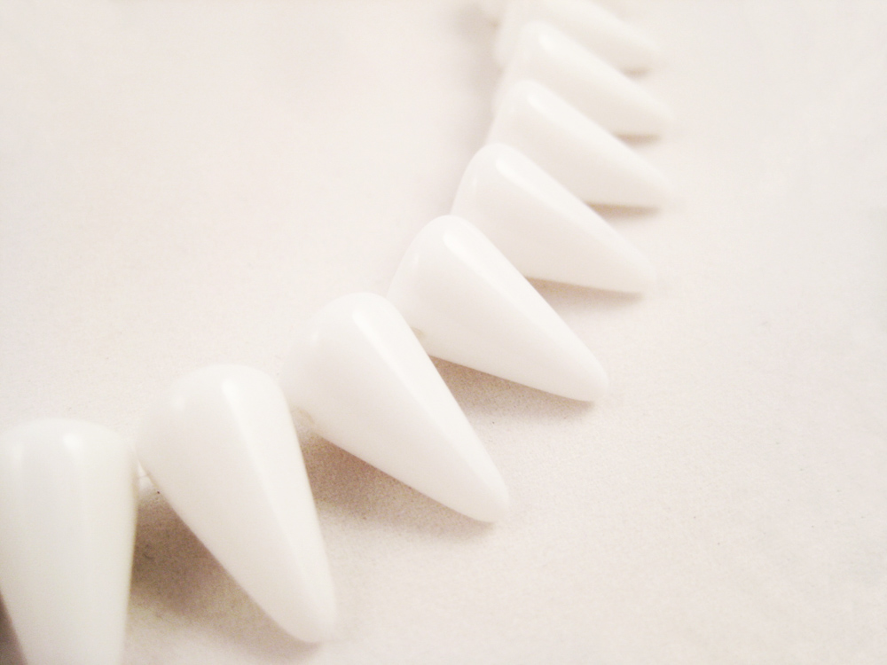 Glasperlen Spikes Weiß 7x17mm – Bild 3