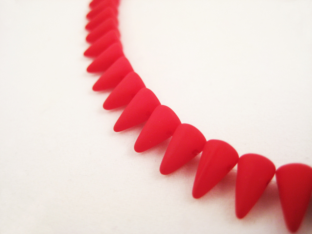 Glasperlen Spikes Rot matt 5x8mm – Bild 2