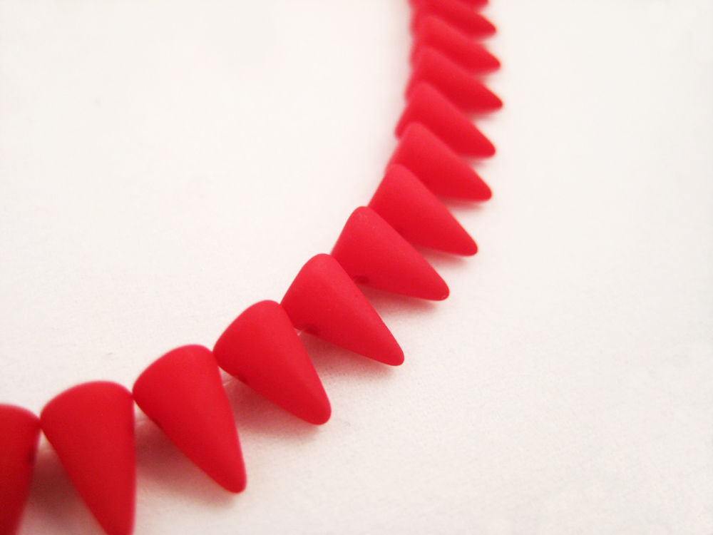 Glasperlen Spikes Rot matt 5x8mm – Bild 3