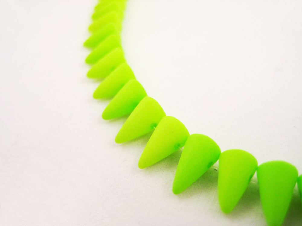 Glasperlen Spikes Neongelb 5x8mm – Bild 2