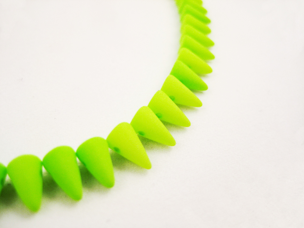 Glasperlen Spikes Neongelb 5x8mm – Bild 3
