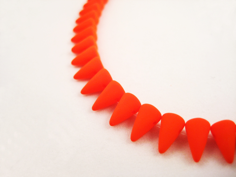 Glasperlen Spikes Neonorange 5x8mm – Bild 2
