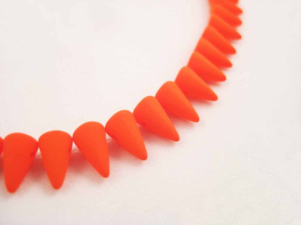 Glasperlen Spikes Neonorange 5x8mm – Bild 3