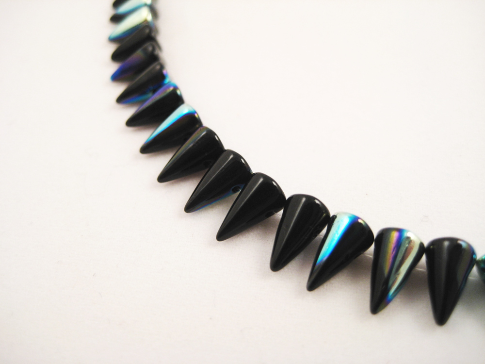 Glasperlen Spikes Schwarz-Regenbogen 5x8mm – Bild 2