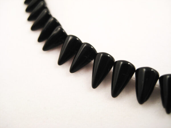 Glasperlen Spikes Schwarz 5x8mm – Bild 2