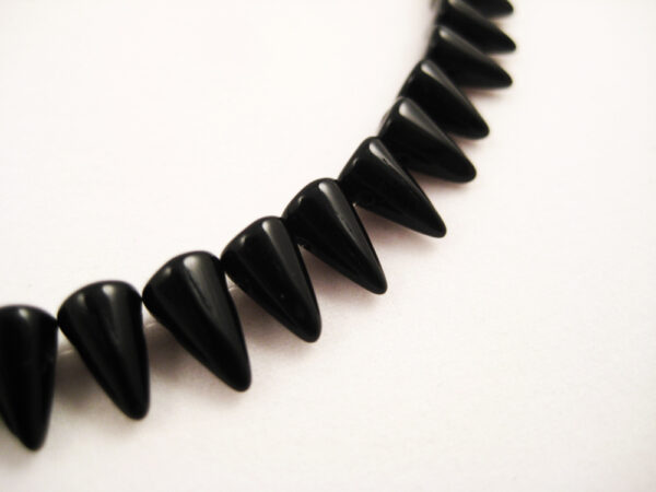 Glasperlen Spikes Schwarz 5x8mm – Bild 3