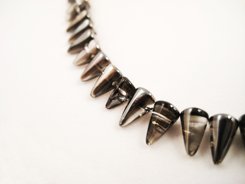 Glasperlen Spikes Dunkelgrau 5x8mm – Bild 2