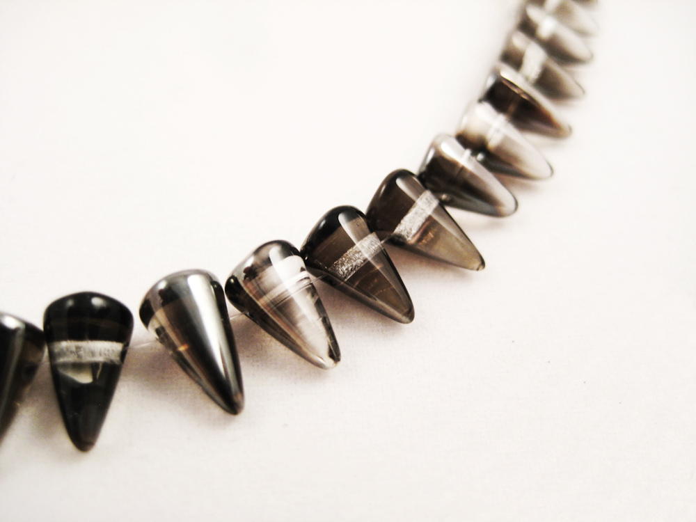 Glasperlen Spikes Dunkelgrau 5x8mm – Bild 3